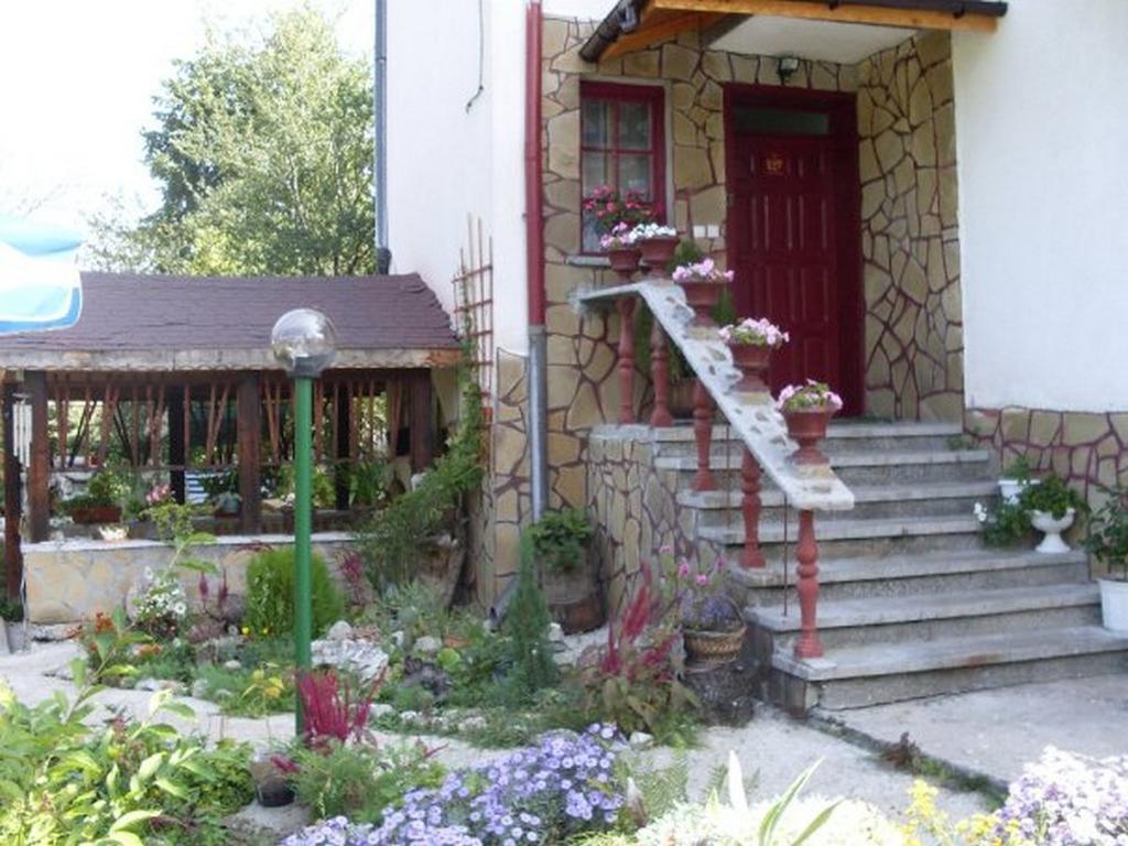 Veselata Guest House Долішня Баня Екстер'єр фото